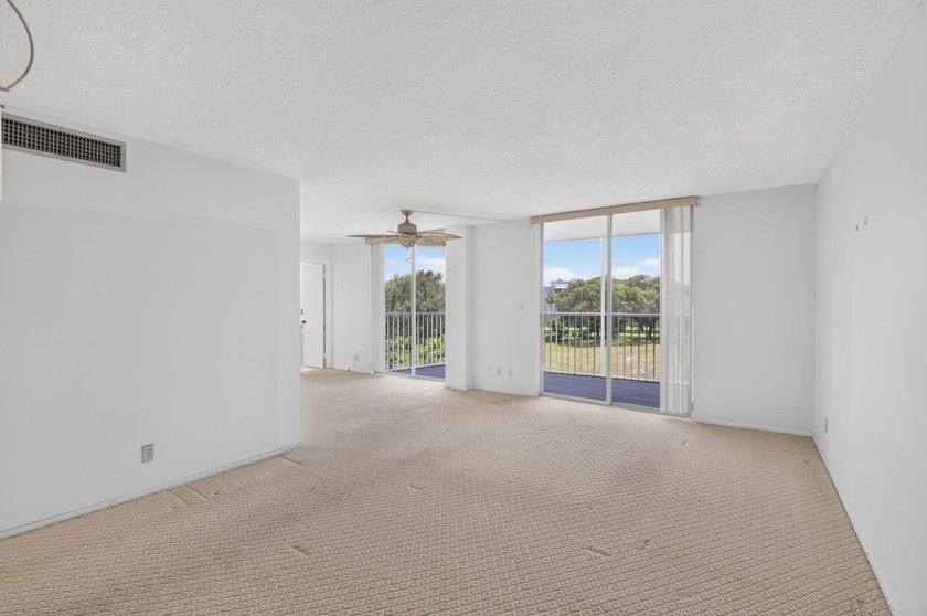 Rare opportunity to reimagine this spacious 4th-floor residence - photo 8