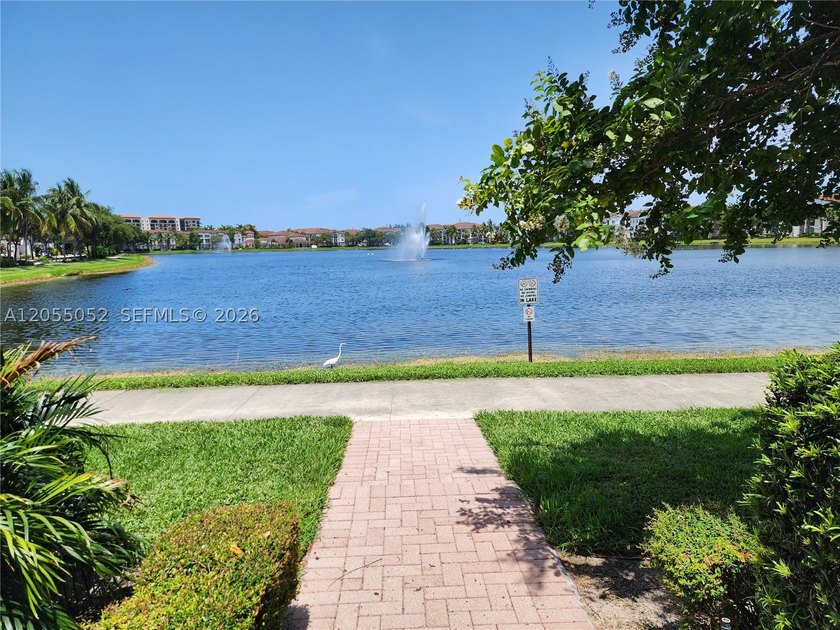 Lakefront, very well-maintained tri-level townhome at Montclair - photo 2