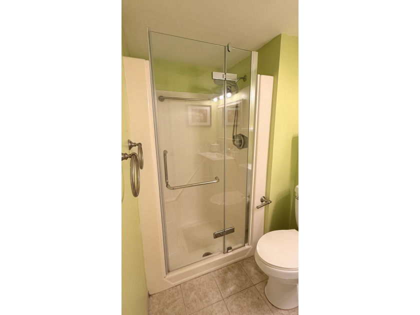 Wellmaintained 2ndfloor corner unit with a bright convertible - photo 5