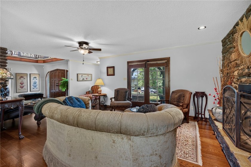 Welcome to this charming Tudor-style home in the Fianna Hills - photo 5