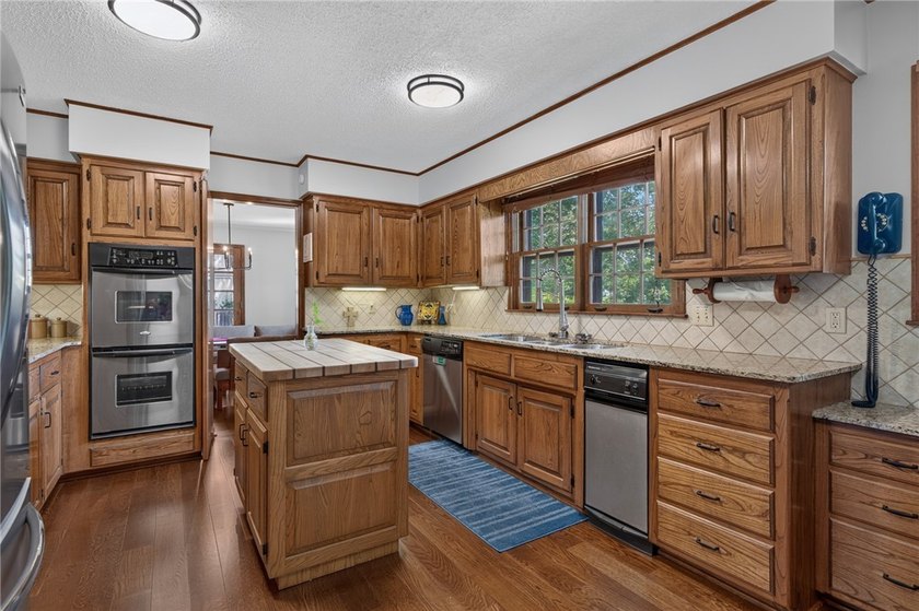 Welcome to this charming Tudor-style home in the Fianna Hills - photo 7