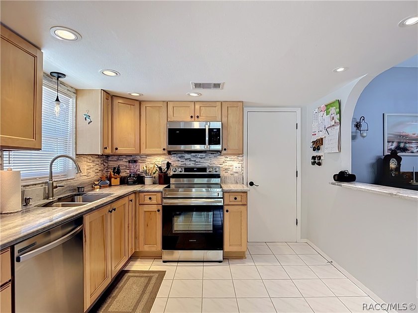 Come &amp; see this well-cared-for home in a peaceful Spring Hill - photo 4