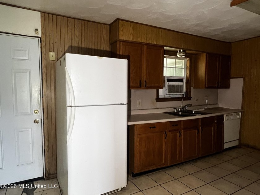 Looking for your next project? This 3-bedroom, 1.5-bath home has - photo 4