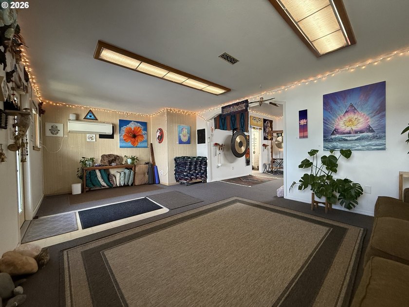 Versatile Industrial/Commercial property offering a wide range - photo 4