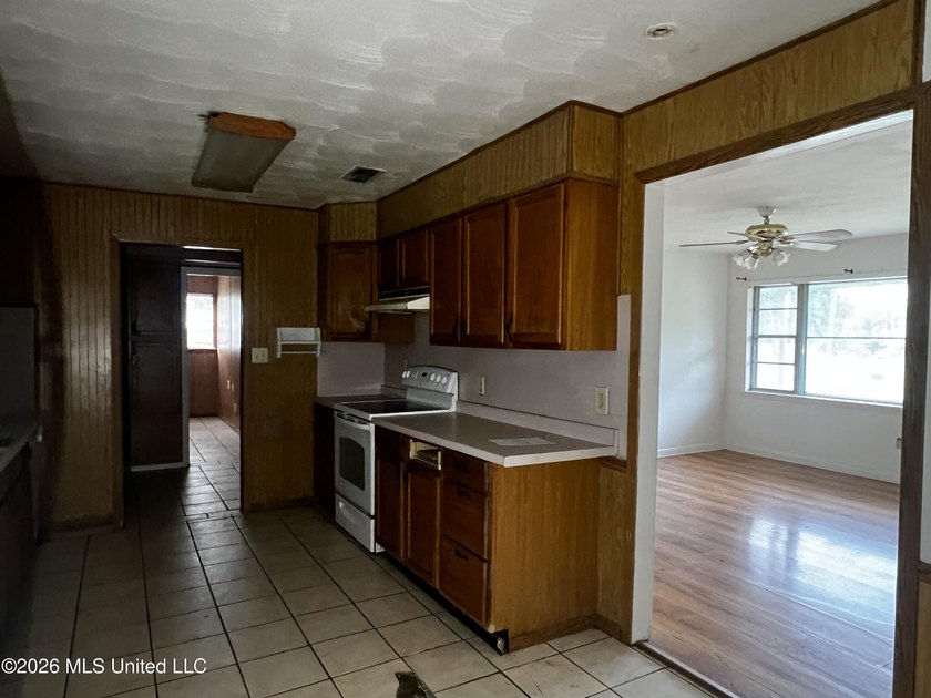 Looking for your next project? This 3-bedroom, 1.5-bath home has - photo 5