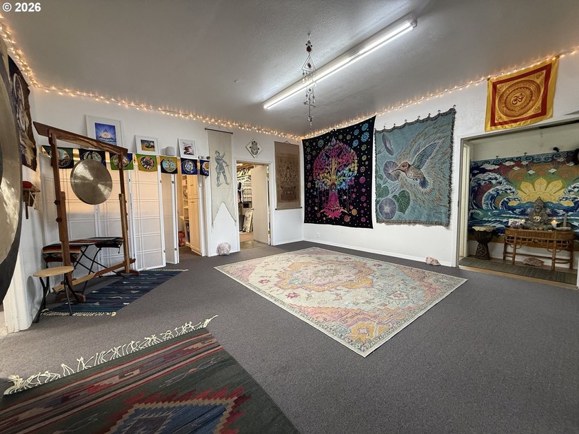 Versatile Industrial/Commercial property offering a wide range - photo 6
