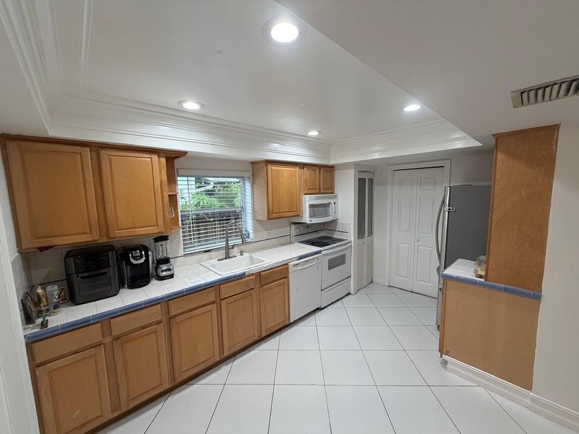 Exceptional opportunity in Boca Raton with NO HOA! This - photo 3