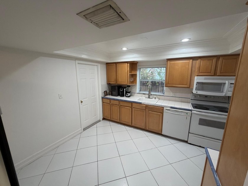 Exceptional opportunity in Boca Raton with NO HOA! This - photo 4