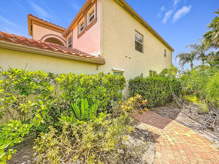 Spectacular, former model, POOL home in the exclusive community - photo 4