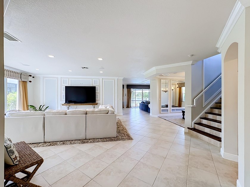 Spectacular, former model, POOL home in the exclusive community - photo 9