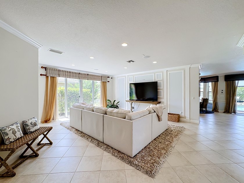 Spectacular, former model, POOL home in the exclusive community - photo 10
