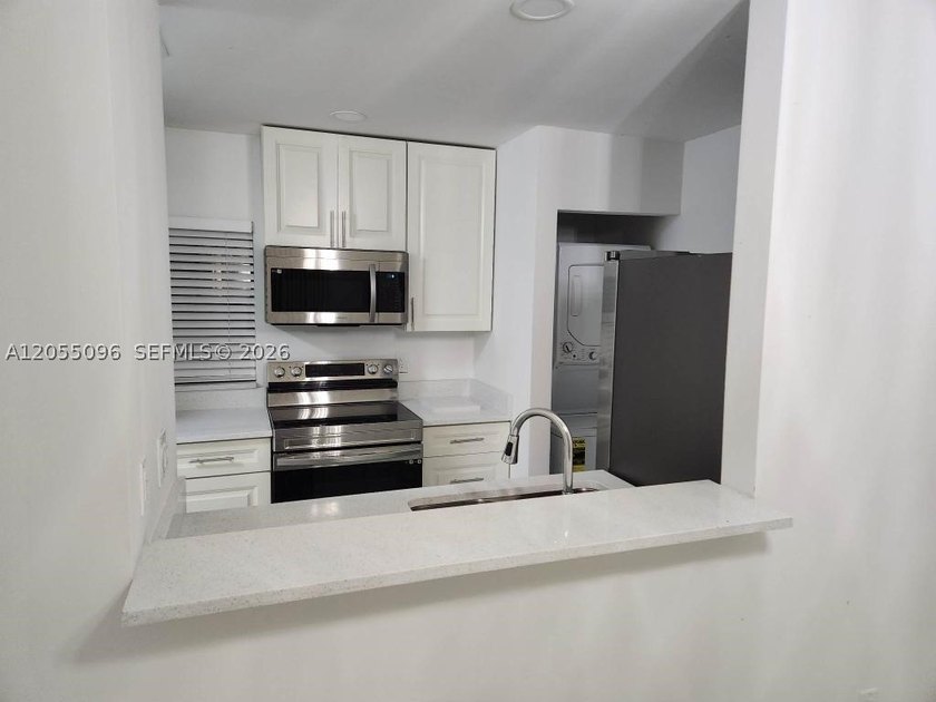 New floors, baseboards, baths, kitchen, appliances, lights - photo 3