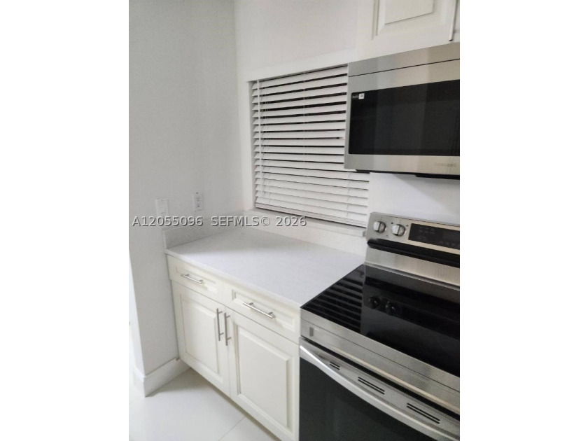 New floors, baseboards, baths, kitchen, appliances, lights - photo 9