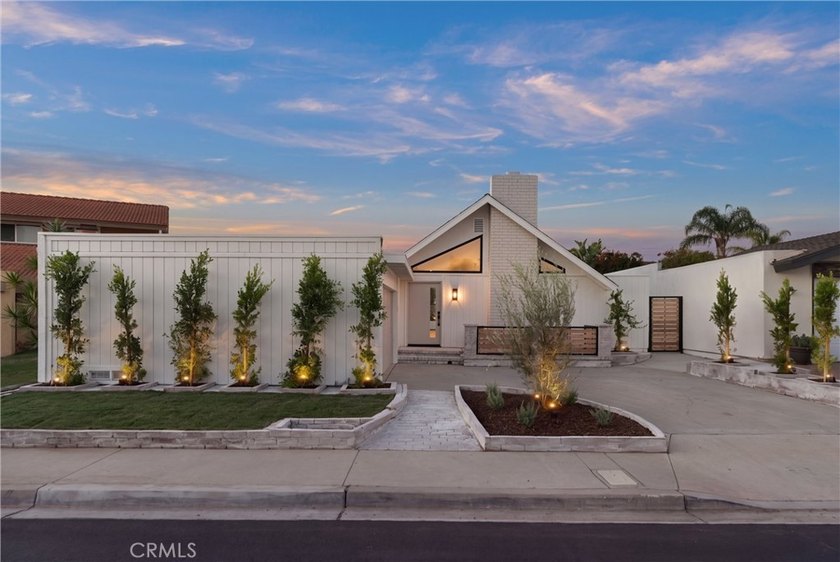 Welcome to 1788 Hawaii Circle, your own private mid century - photo 2