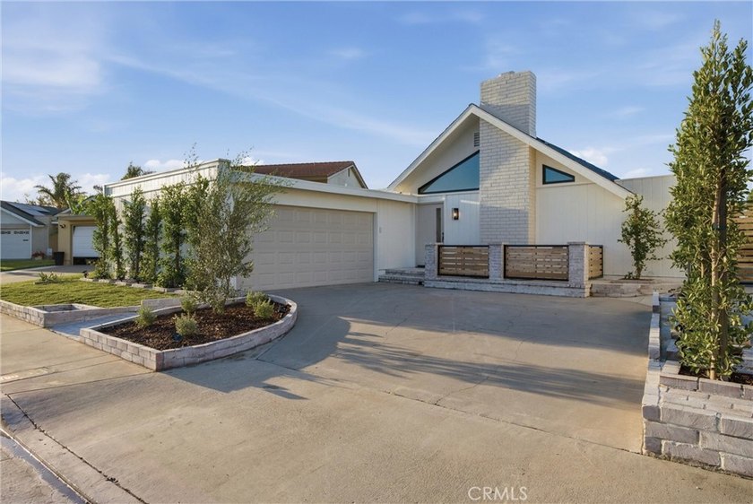 Welcome to 1788 Hawaii Circle, your own private mid century - photo 4