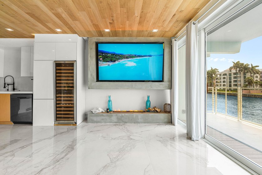 Stunning second-floor waterfront condo with breathtaking views - photo 7