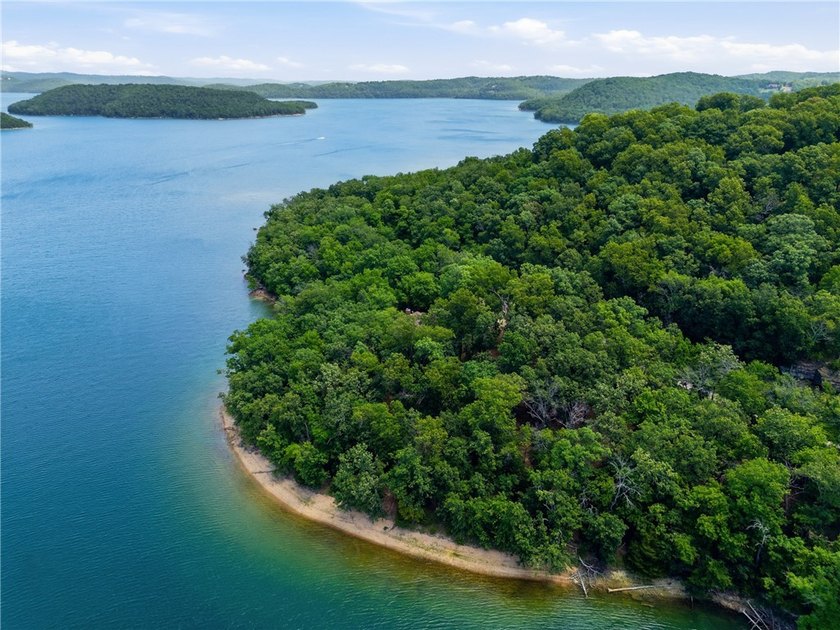 Discover an exceptional single-family residence in the quiet and - photo 9