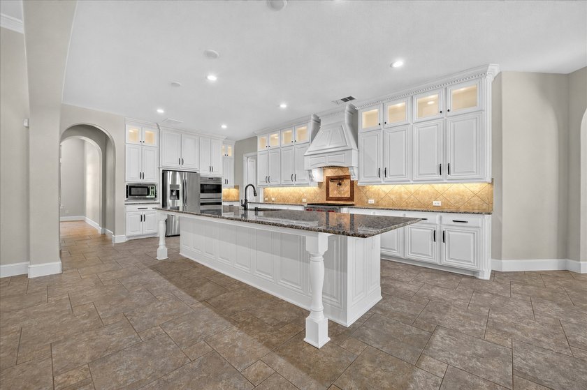 One of the largest Single-Story custom homes in Lantana's - photo 12
