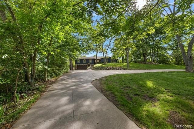 Perched on 1.14 acres overlooking beautiful Lake Shannon, this - photo 4