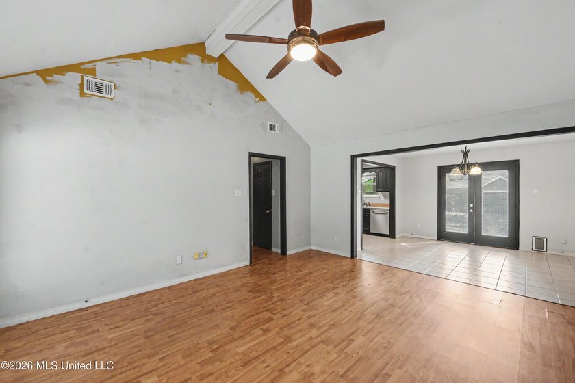 Great opportunity to own a 3 bedroom, 2 bathroom home in the - photo 5