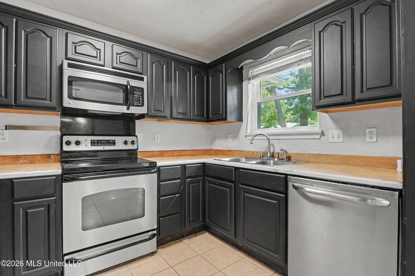 Great opportunity to own a 3 bedroom, 2 bathroom home in the - photo 8