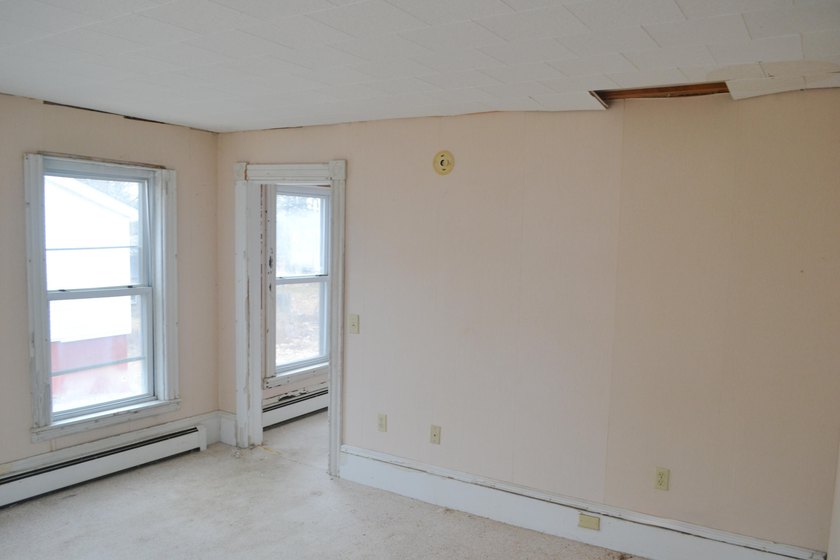 Small New England Farmhouse is close to downtown built - photo 4