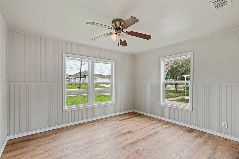 Move-in ready and beautifully remodeled, this charming 3-bedroom - photo 12