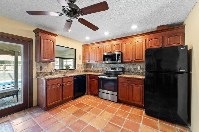 NO HOA! 3 bedroom/2 bath pool home located on a quiet street in - photo 4