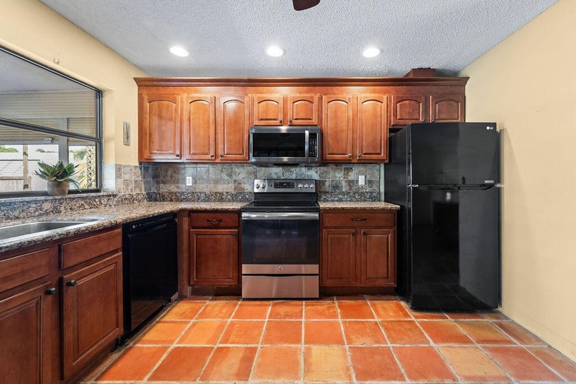 NO HOA! 3 bedroom/2 bath pool home located on a quiet street in - photo 6