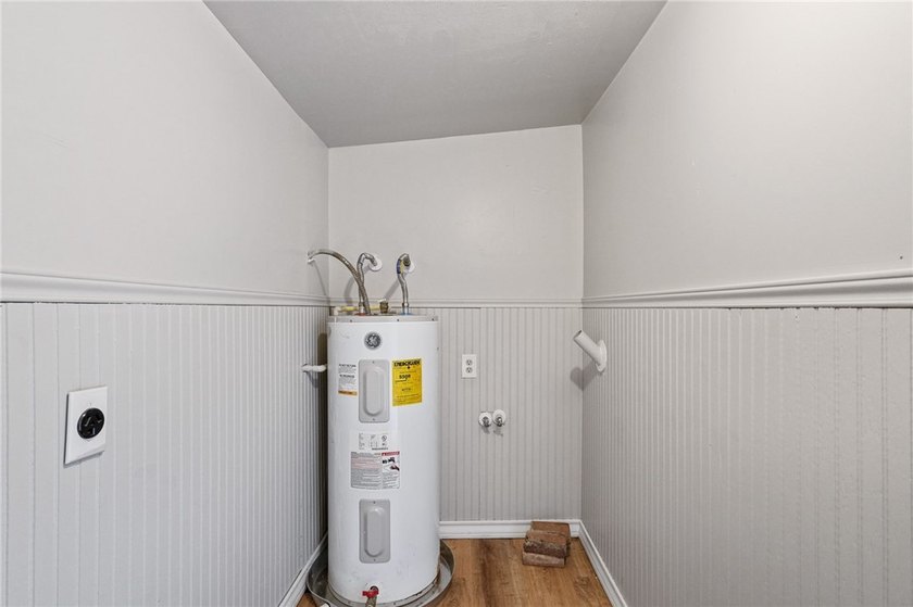 Move-in ready and beautifully remodeled, this charming 3-bedroom - photo 19