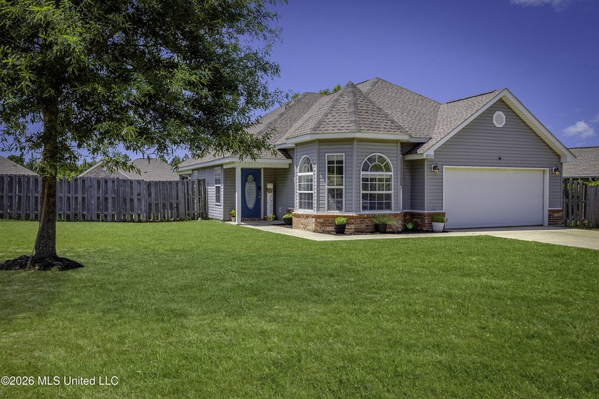 Welcome home to this charming 3-bedroom home offering comfort - photo 2