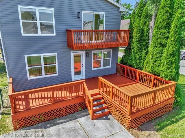 Welcome to this beautifully maintained home nestled in the heart - photo 3
