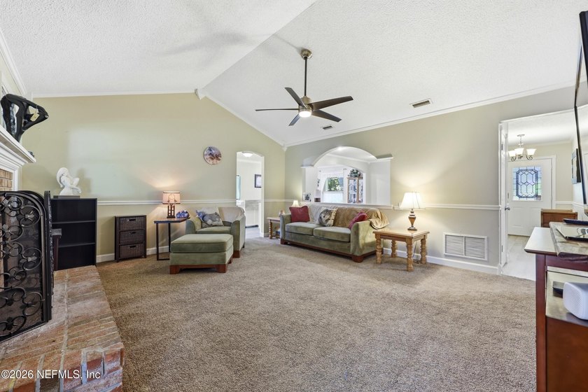 Welcome home to this beautifully maintained all-brick 3-bedroom - photo 8