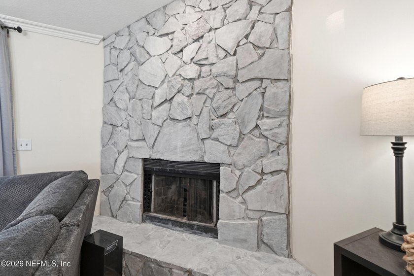 Welcome to this beautiful 4-bedroom, 2.5-bath home in the heart - photo 6