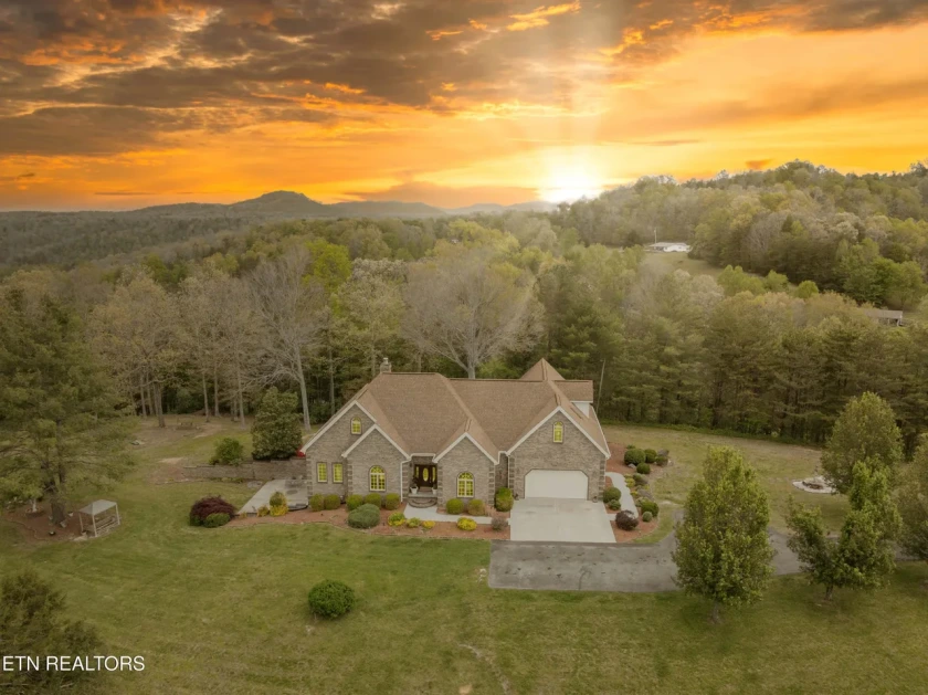 PRICE IMPROVEMENT. Lovely Legacy Estate Home on 2 Acres - photo 3