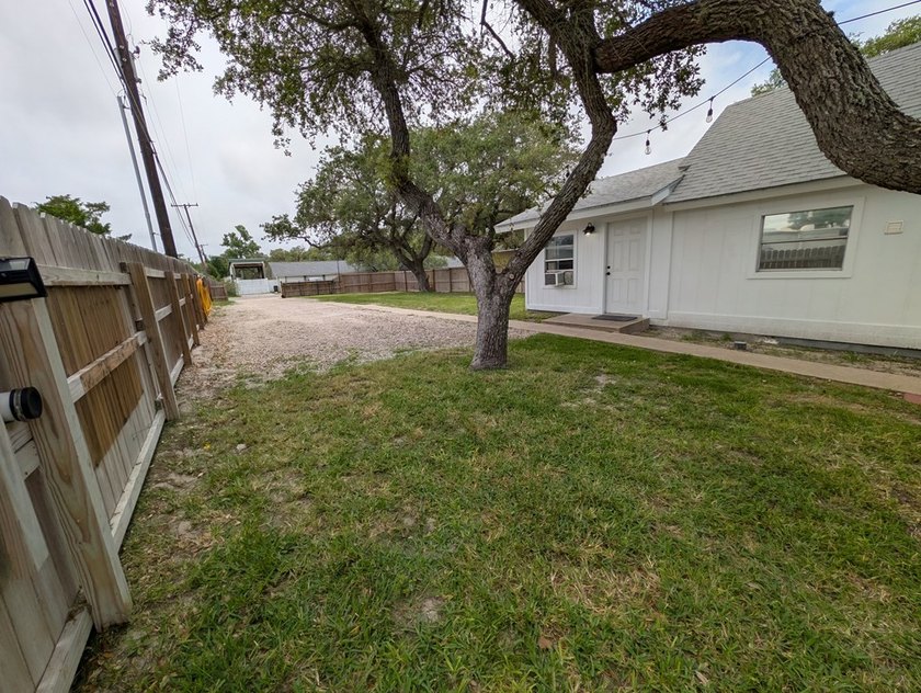 Charming 1-bedroom home with a spacious, fully fenced yard - photo 4