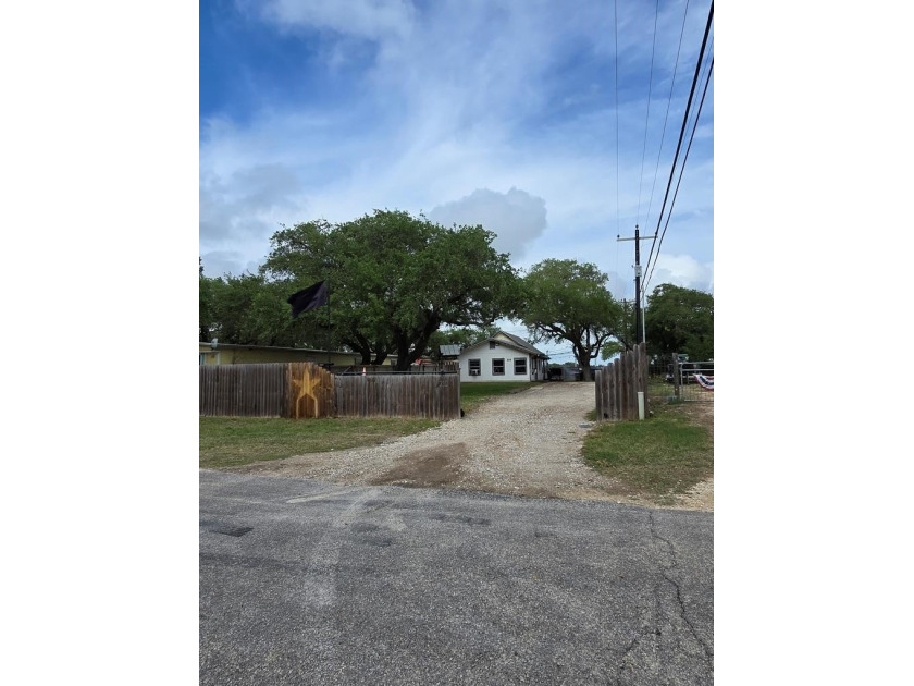Charming 1-bedroom home with a spacious, fully fenced yard - photo 5