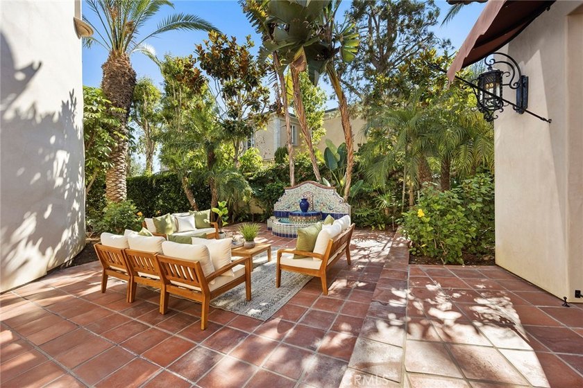 Nestled serenely on the front row, this extraordinary estate - photo 11