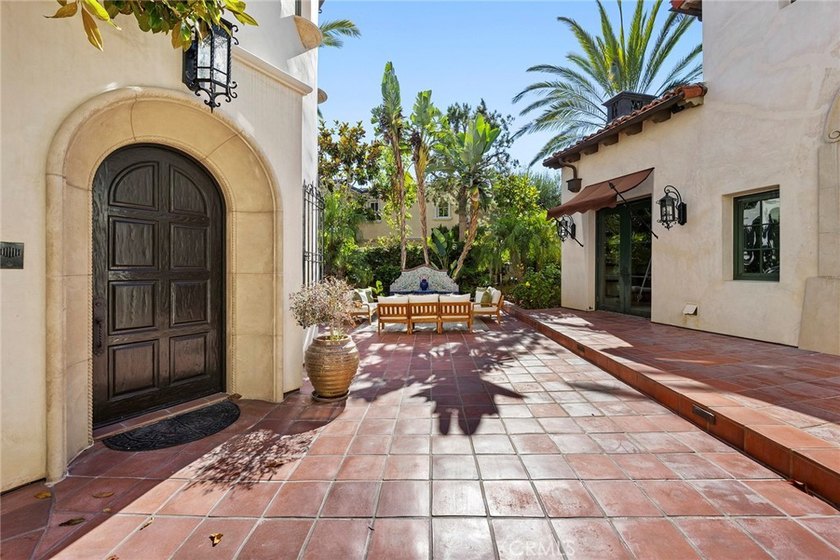 Nestled serenely on the front row, this extraordinary estate - photo 12