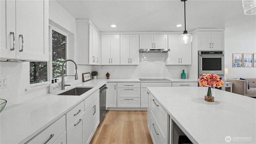 Experience the perfect blend of modern design and Northwest - photo 13