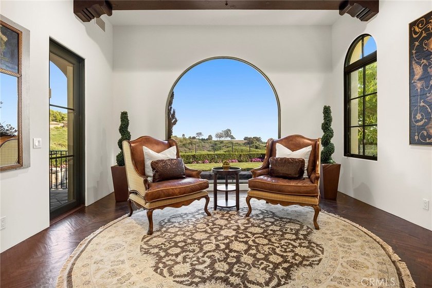 Nestled serenely on the front row, this extraordinary estate - photo 15