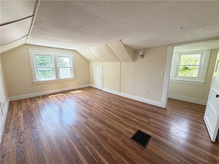 Beautifully maintained Cape Cod home located on a quiet street - photo 16