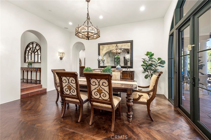 Nestled serenely on the front row, this extraordinary estate - photo 16