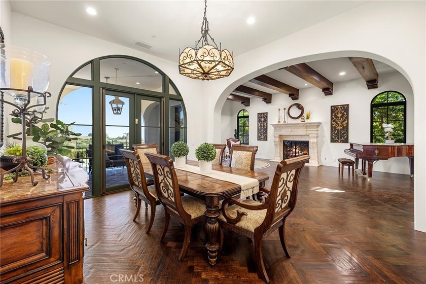 Nestled serenely on the front row, this extraordinary estate - photo 18