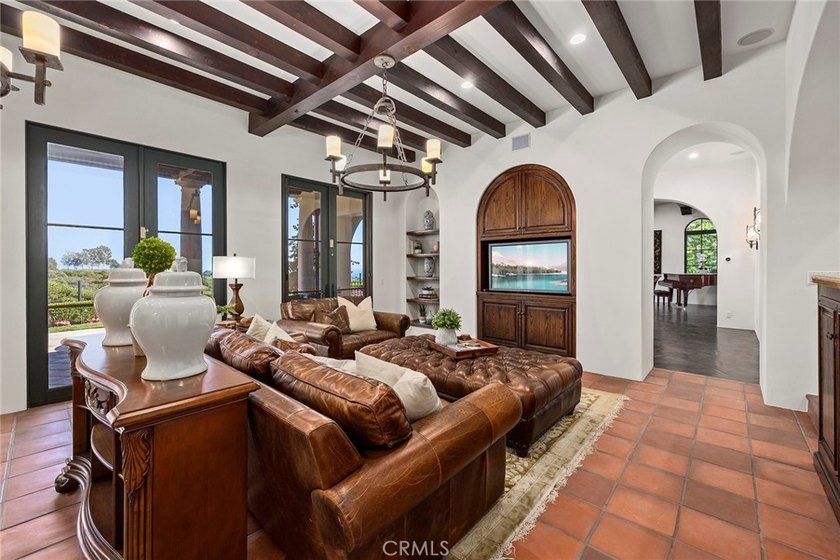 Nestled serenely on the front row, this extraordinary estate - photo 21