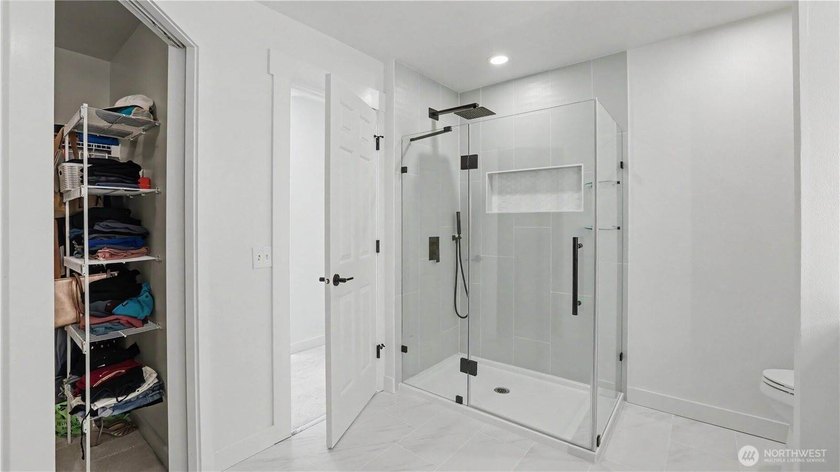 Experience the perfect blend of modern design and Northwest - photo 27