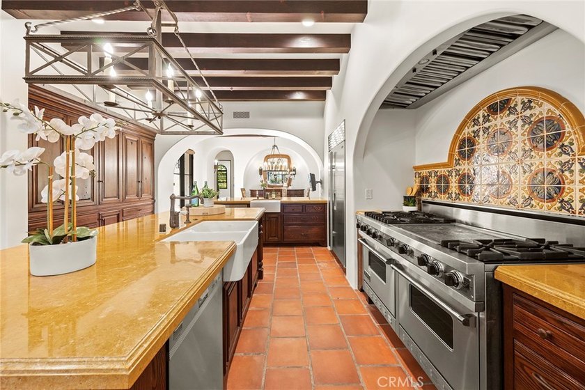 Nestled serenely on the front row, this extraordinary estate - photo 32