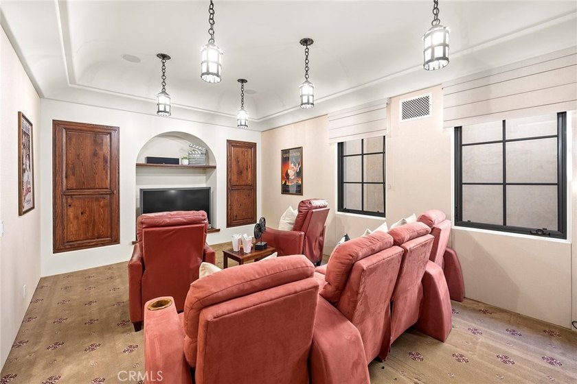 Nestled serenely on the front row, this extraordinary estate - photo 43