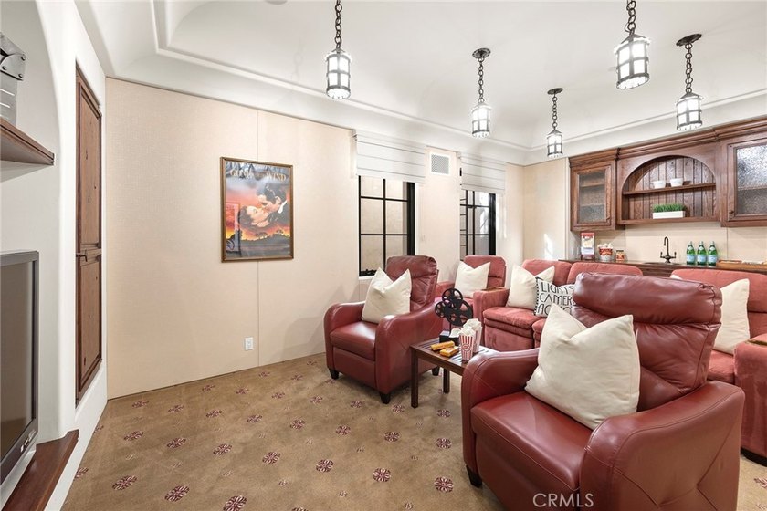 Nestled serenely on the front row, this extraordinary estate - photo 44