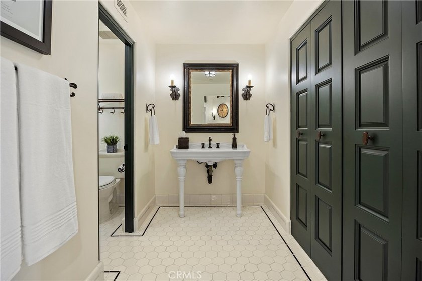 Nestled serenely on the front row, this extraordinary estate - photo 50